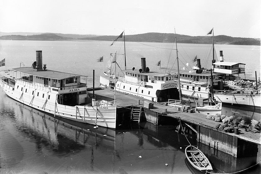 Tre ångbåtar i hamn