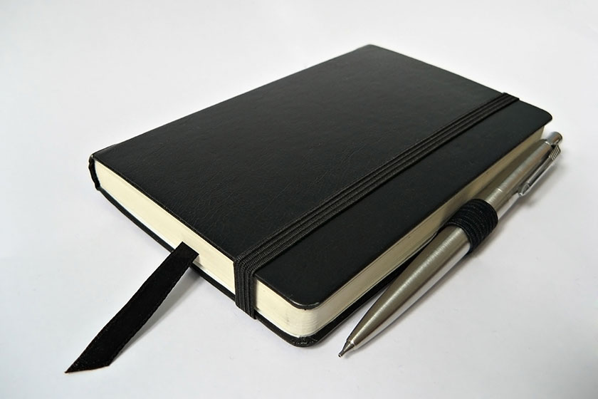 anteckningsbok och penna