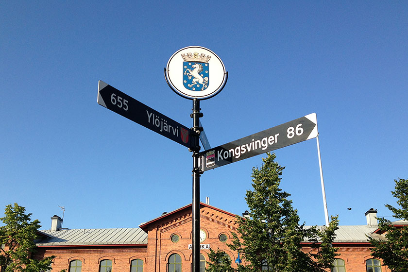 Skyltar på torget i Arvika som visar avståndet till våra vänorter