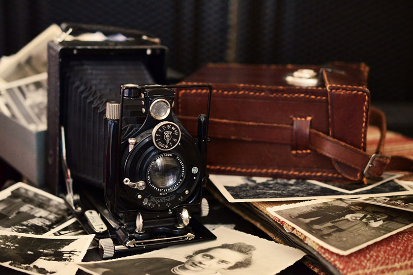 antik kamera, svart-vita bilder och väska