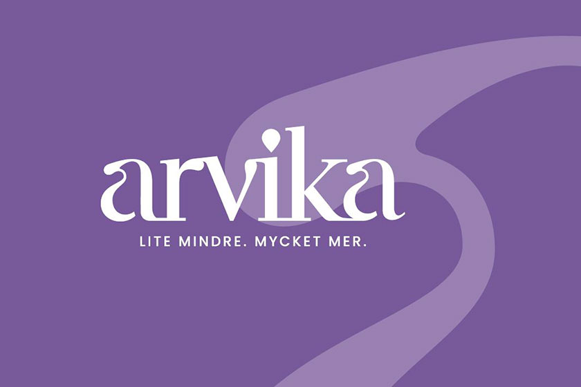 Logo för Arvikas platsvarumärke, ordet arvika mot lila bakgrund.