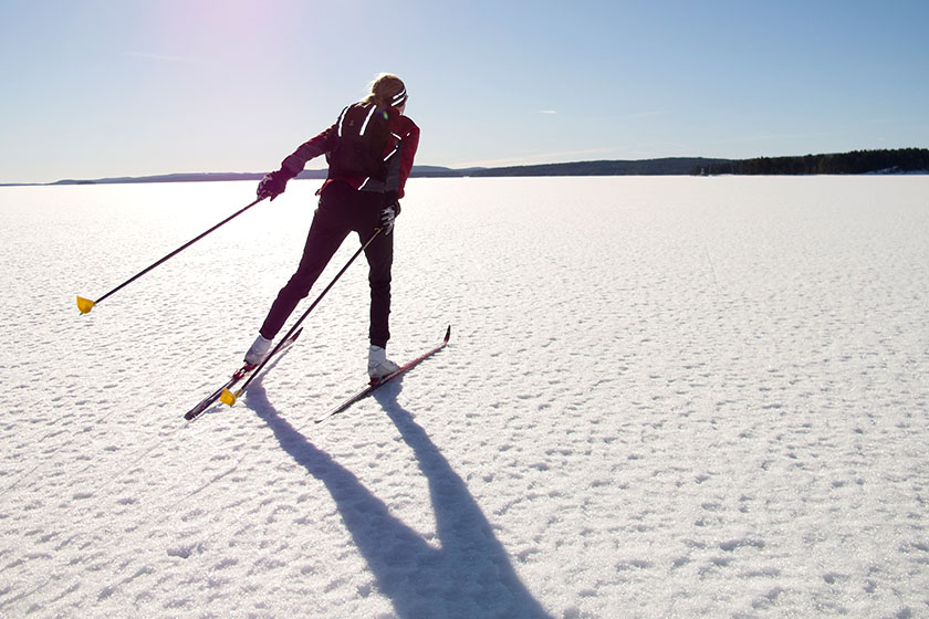 Person åker skidor på sjö