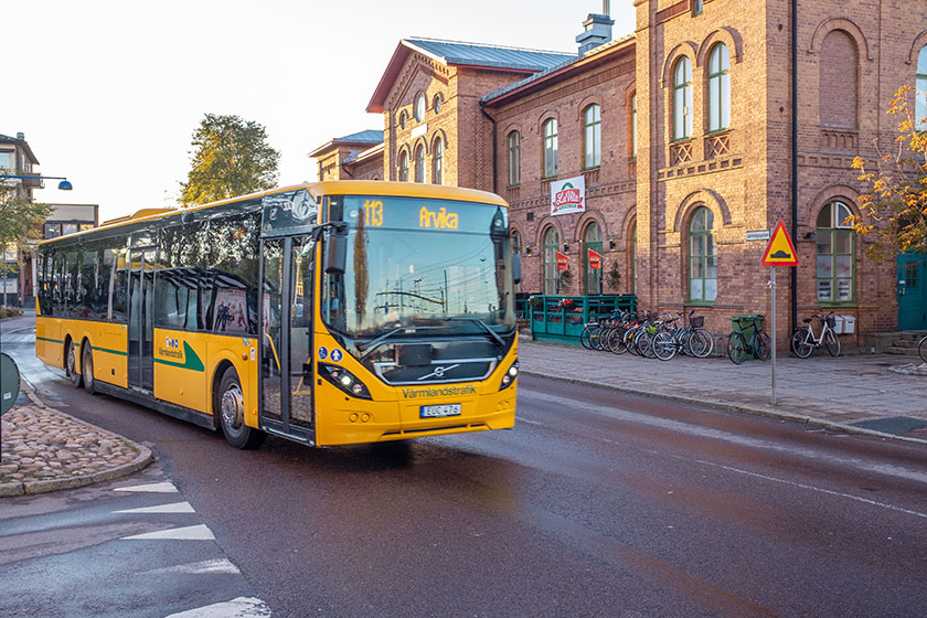 gul buss framför järnvägsstationen i Arvika