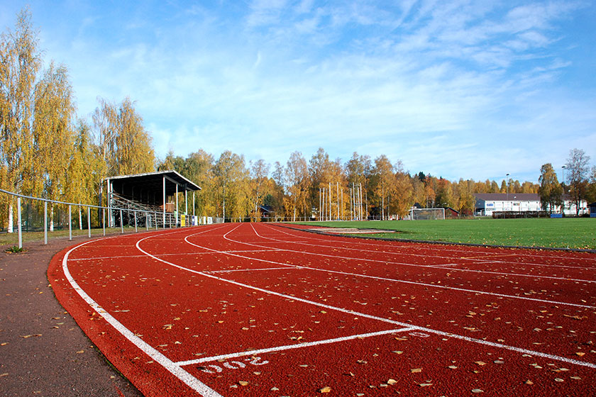 idrottsplatsen vik med löparbanor i förfrunden